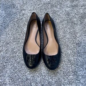 EUC Tory Burch Black Logo Flats Sz 7.5